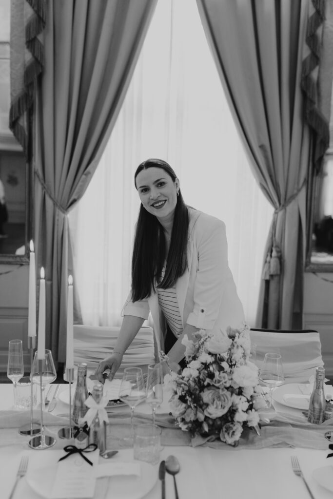 Francine Linn-Huber bei einer luxuriösen Hochzeit am Eindecken der hochwertigen Menükarten
